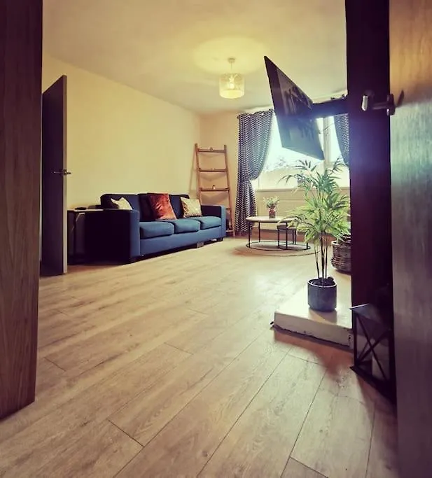 Entire 1 Bed Spacious Apartment, Private Balcony & Study Room Near City Whitehouse