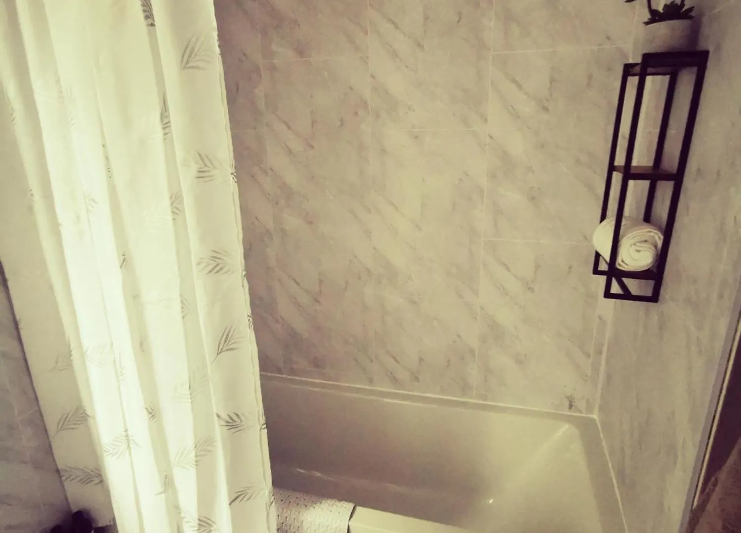 Entire 1 Bed Spacious Apartment, Private Balcony & Study Room Near City Whitehouse