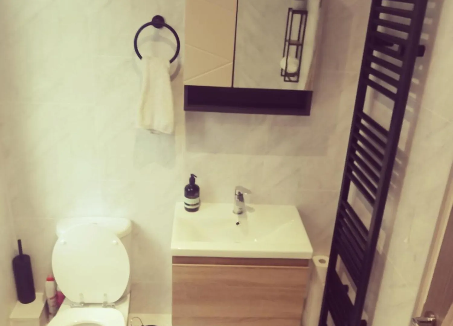 Apartment Entire 1 Bed Spacious Apartment, Private Balcony & Study Room Near City Whitehouse